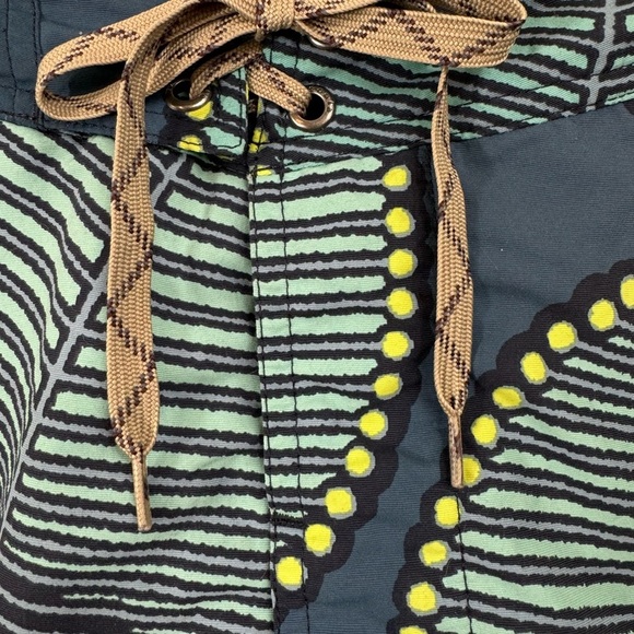 Patagonia Size 33 Leaf Print Lined Board Shorts Trunks Surf Swim Teal Yellow - Picture 4 of 9